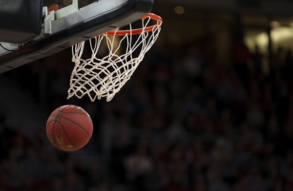 NBA季后赛激烈比赛瞬间